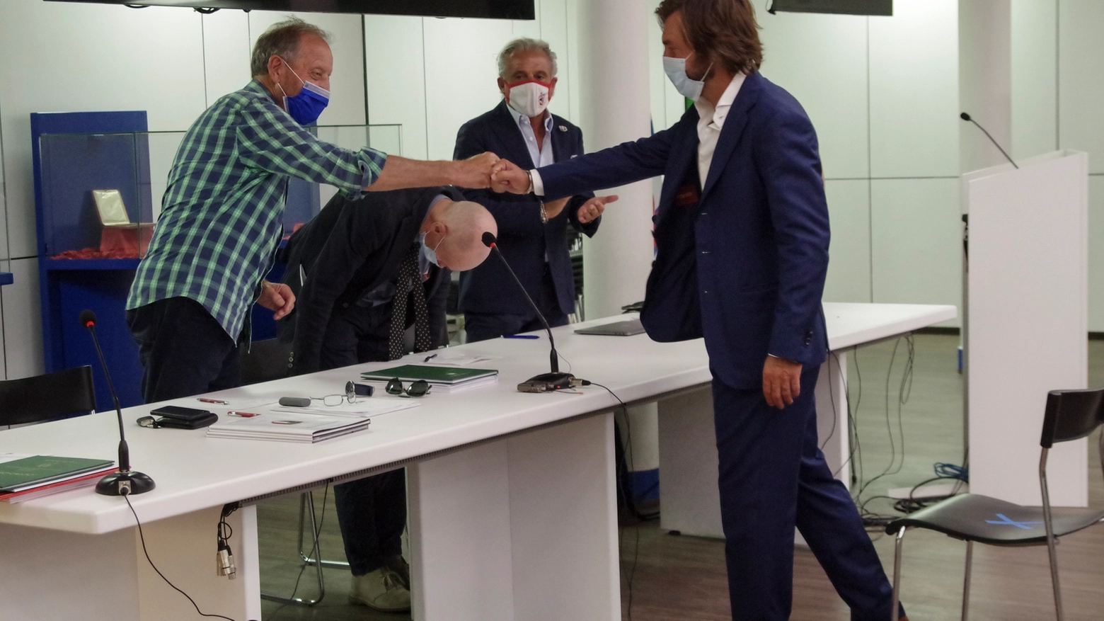 Pirlo riceve le congratulazioni di Renzo Ulivieri (Foto Figc)