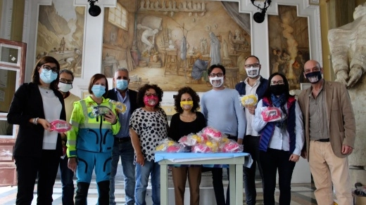 Pietrasanta, consegnate 350 mascherine trasparenti (dalla pagina FB del Comune)