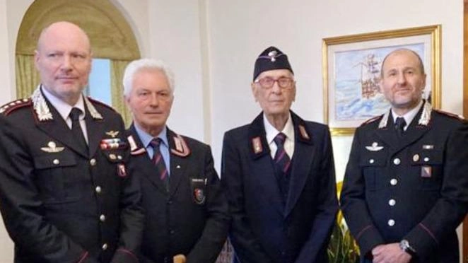 Fulvio Infante, carabiniere di 100 anni, ha festeggiato il suo compleanno circondato dall'Arma e dai suoi amici e familiari. Il colonnello Sessa, il maggiore Oddo e il maresciallo Martinelli lo hanno incontrato per l'importante genetliaco. Ricorda ancora con precisione gli eventi della sua arruolazione nel 1942.