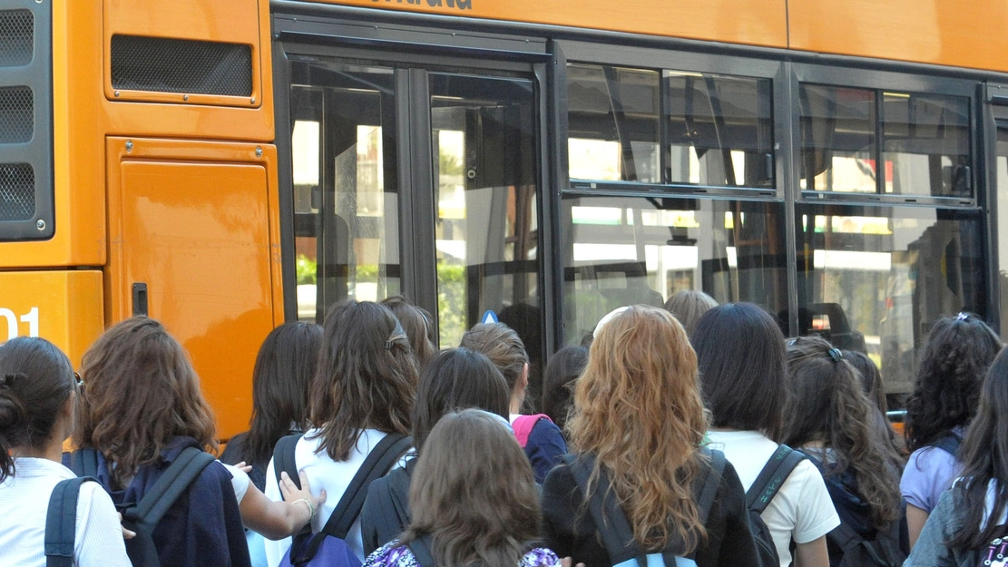 Studenti salgono su un bus