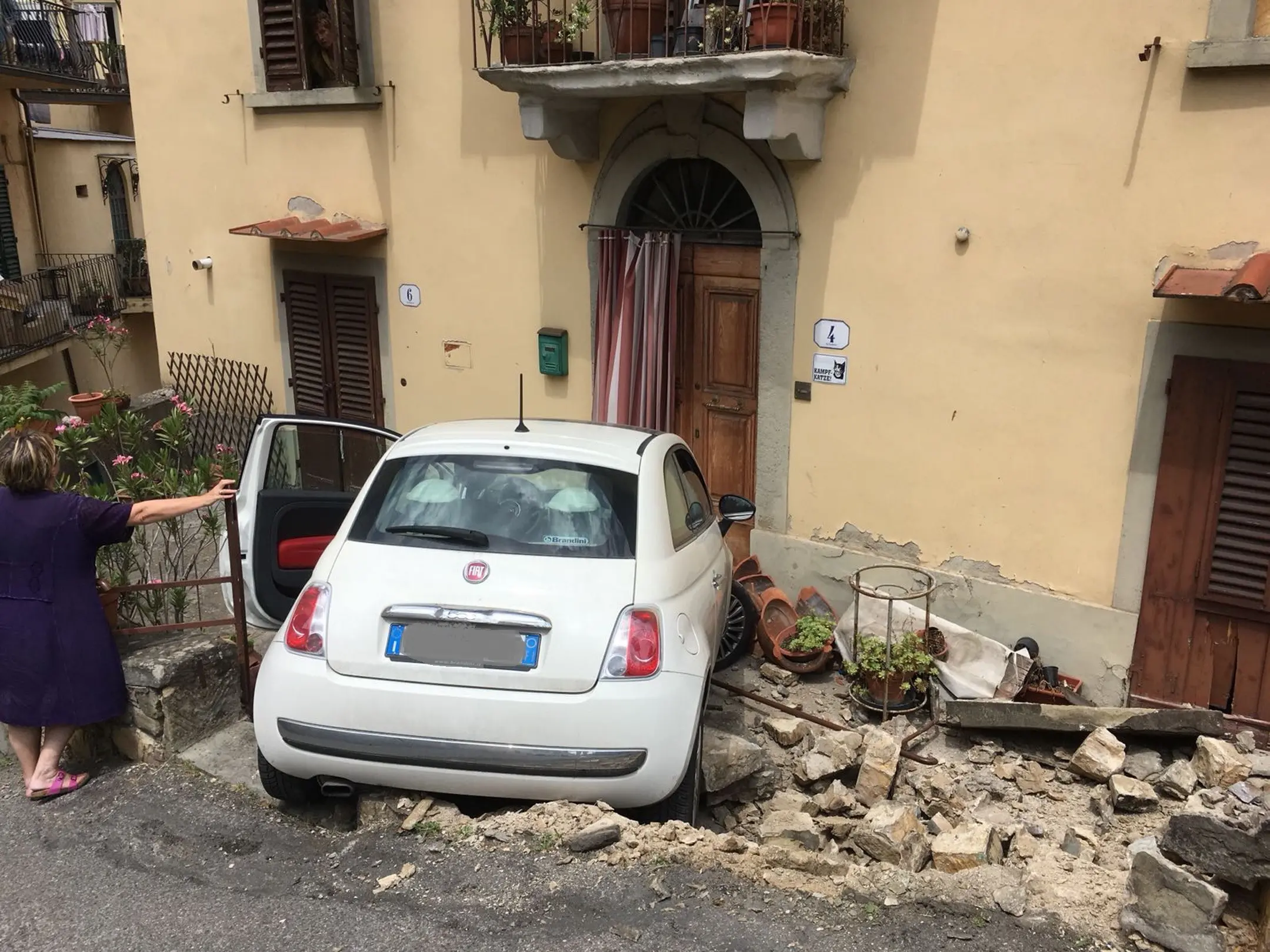 Auto sfonda muro di una casa e si ferma davanti al portone di ingresso