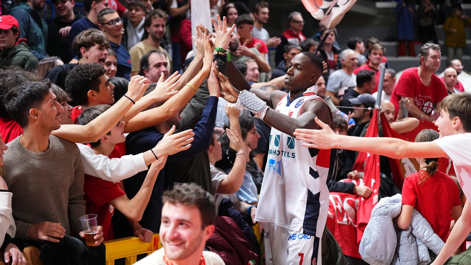 Il funambolo Usa sfiora il trentello ed è concreto anche in difesa. I biancorossi passano indenni anche dall'unico momento di difficoltà a inizio terzo quarto grazie all'intensità difensiva. Finisce +33: 101-68