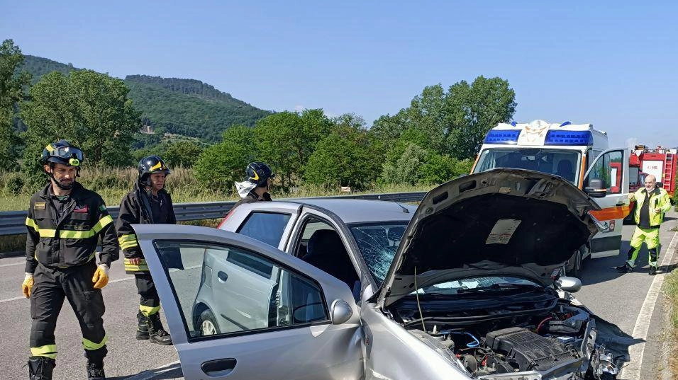 Sbanda con l’auto e s’incastra nel guard-rail: 60enne in ospedale