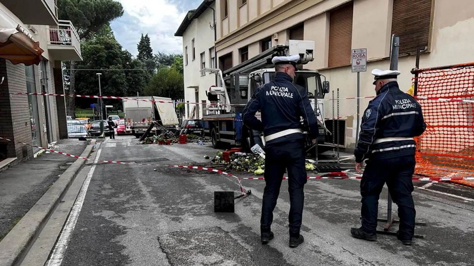 Donna schiacciata dal suo furgone Grave incidente al mercato rionale Donna schiacciata dal suo furgone Grave incidente al mercato rionale