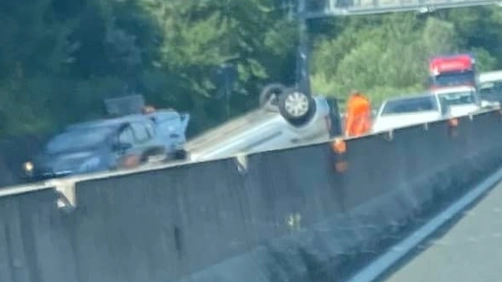 L'auto ribaltata (Foto gruppo Facebook I Dannati della FiPiLi)