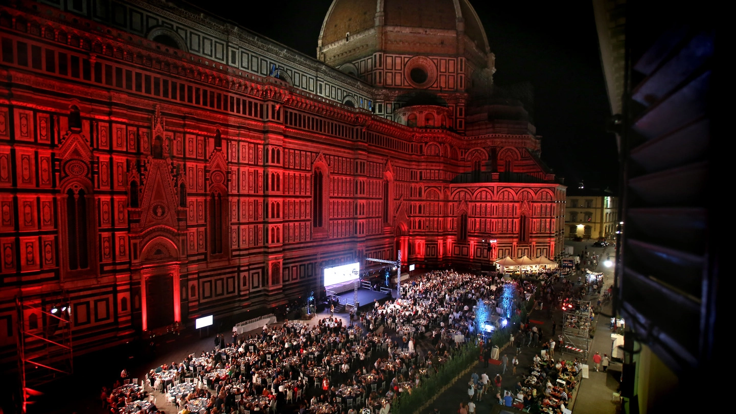 Un momento della cena dei mille al Duomo di Firenze (New Press Photo)