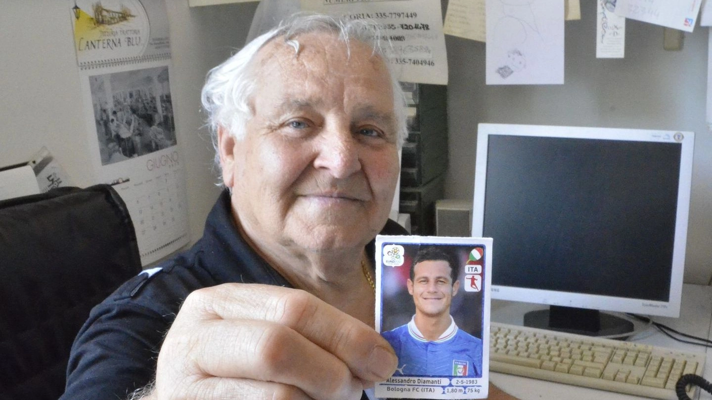 Rodolfo Becheri mostra orgoglioso la foto del nipote Alessandro Diamanti (foto Attalmi)