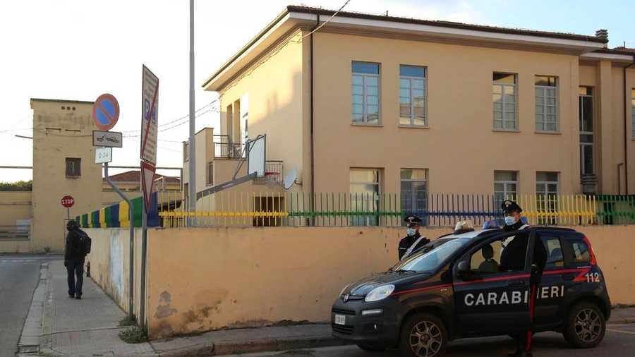 I carabinieri davanti alla scuola De Amicis