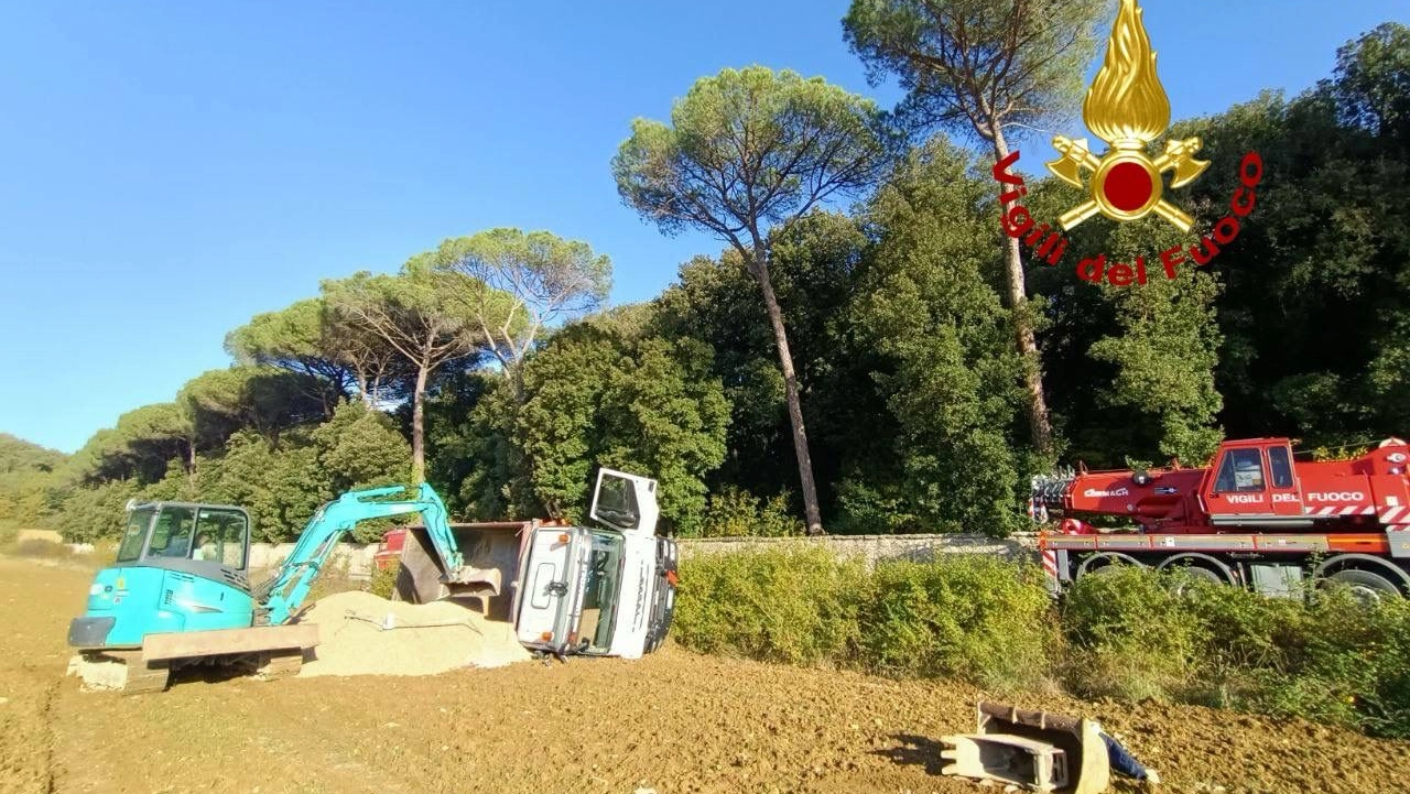 Il camion ribaltato a Perugia Il camion ribaltato a Perugia