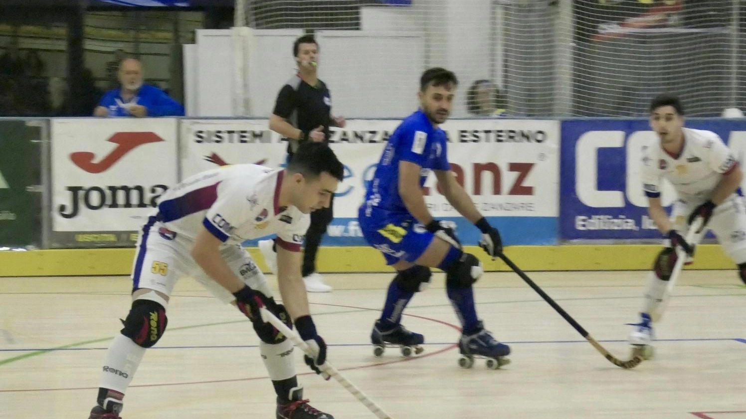 Hockey: contro la terza della classe i rossoblù ottengono l’ottava vittoria di fila. Bertolucci scavalca nuovamente la sua ex squadra con una partita in meno.