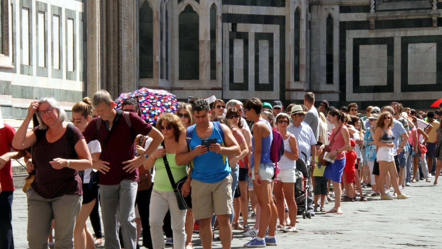 Turisti in coda per visitare il campanile di Giotto (New Press Photo)