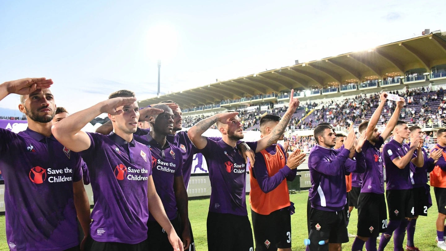 La Fiorentina e il saluto alla curva al termine della gara ricordando Astori (Germogli)
