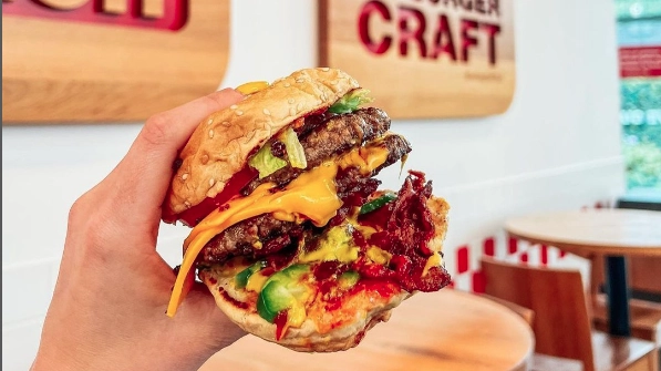 Un hamburger di Five Guys (dalla pagina Instagram della catena)