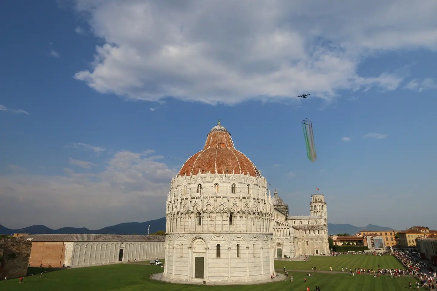 Frecce Tricolori, che spettacolo il volo sopra la Torre / FOTO / VIDEO