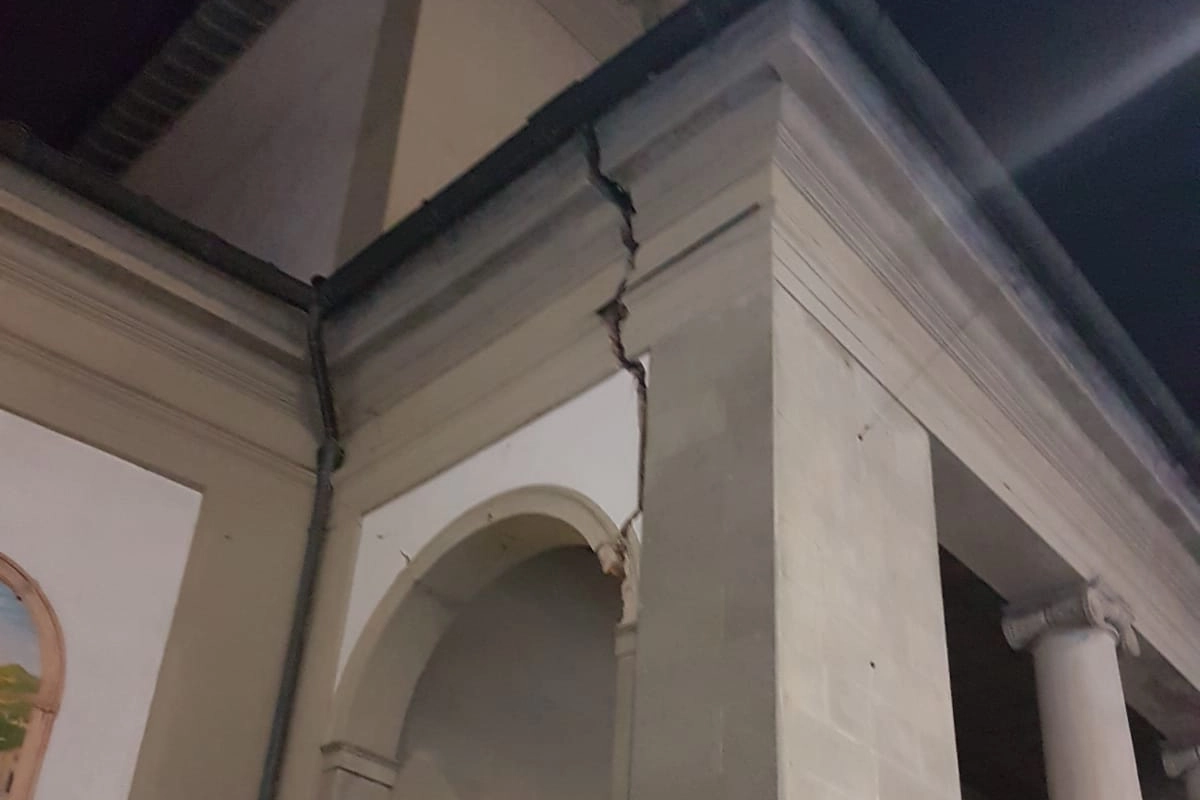 Una vistosa crepa alla Pieve di San Silvestro a Barberino dopo la scossa nella notte