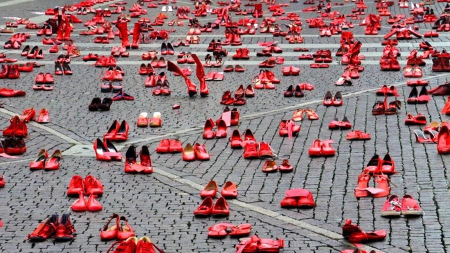 Le scarpe rosse, simbolo della lotta alla violenza sulle donne (foto archivio)