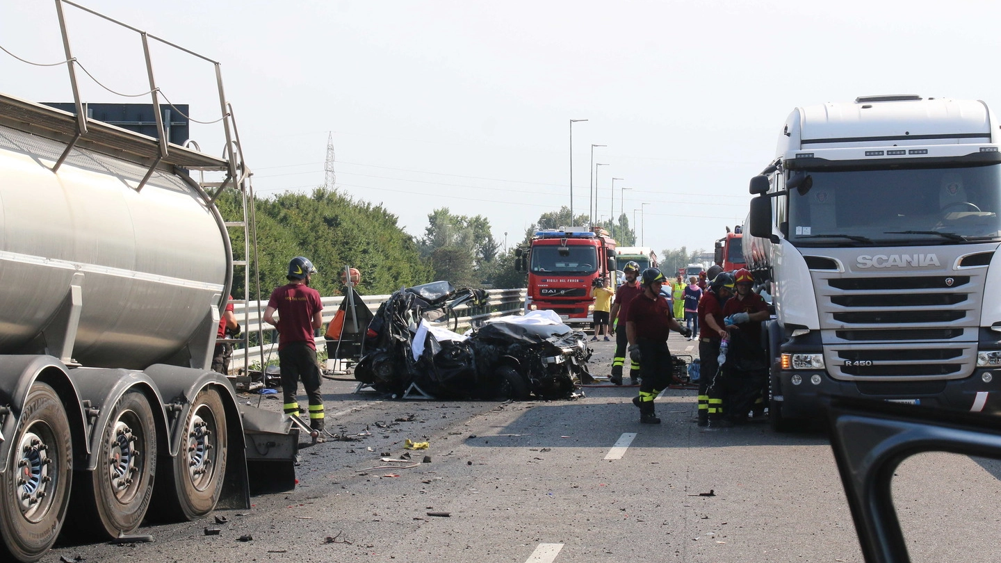 Tragico incidente a Cremona, muoiono un camionista di Avenza e una donna di Leno