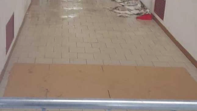 Salta tubatura al ’Capitini’. Corridoi allagati