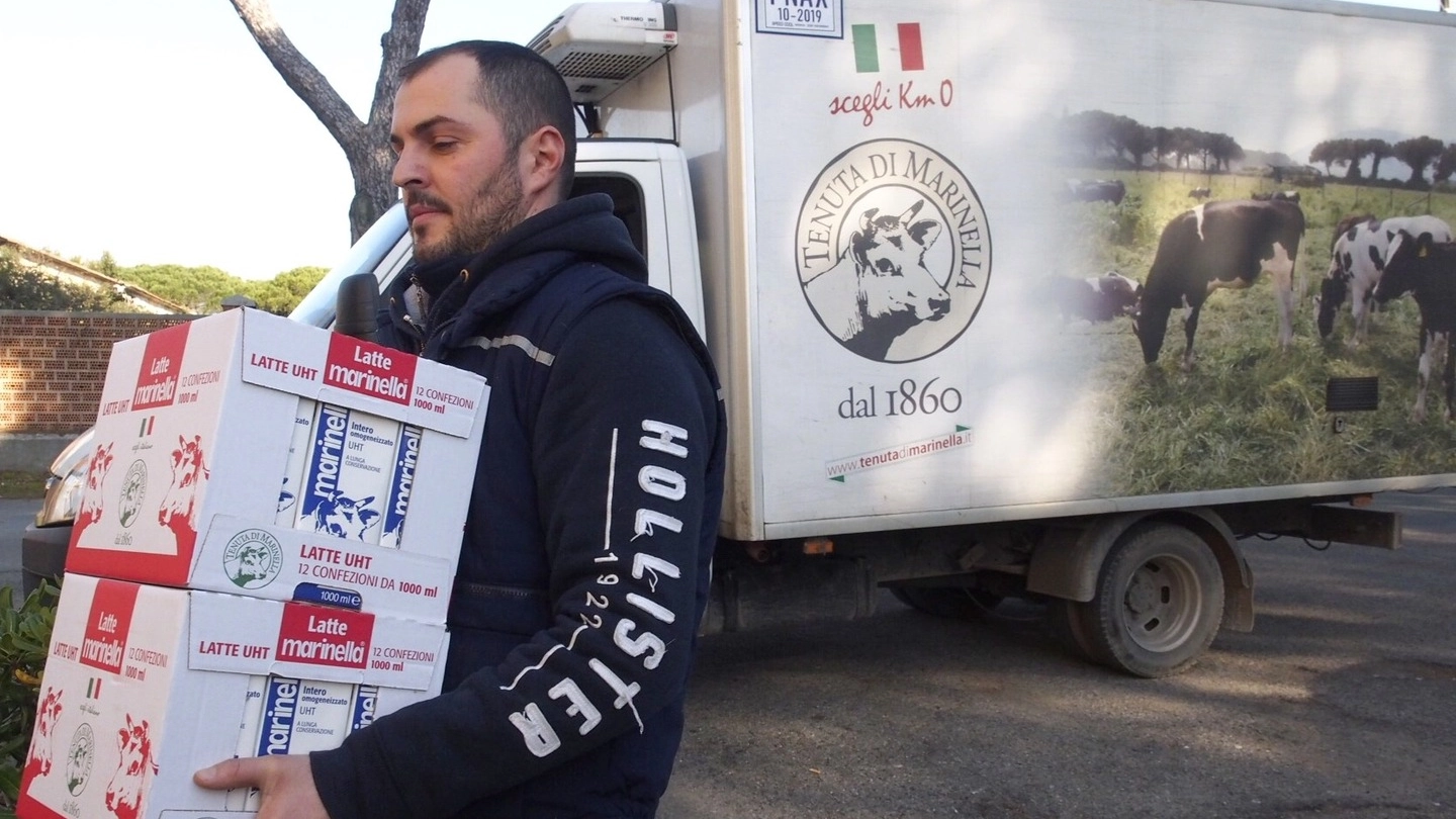 Festività ricche solo di incertezze per i lavoratori della Fattoria In foto il sindaco Cavarra e un operaio che porta le buste di latte di Marinella 