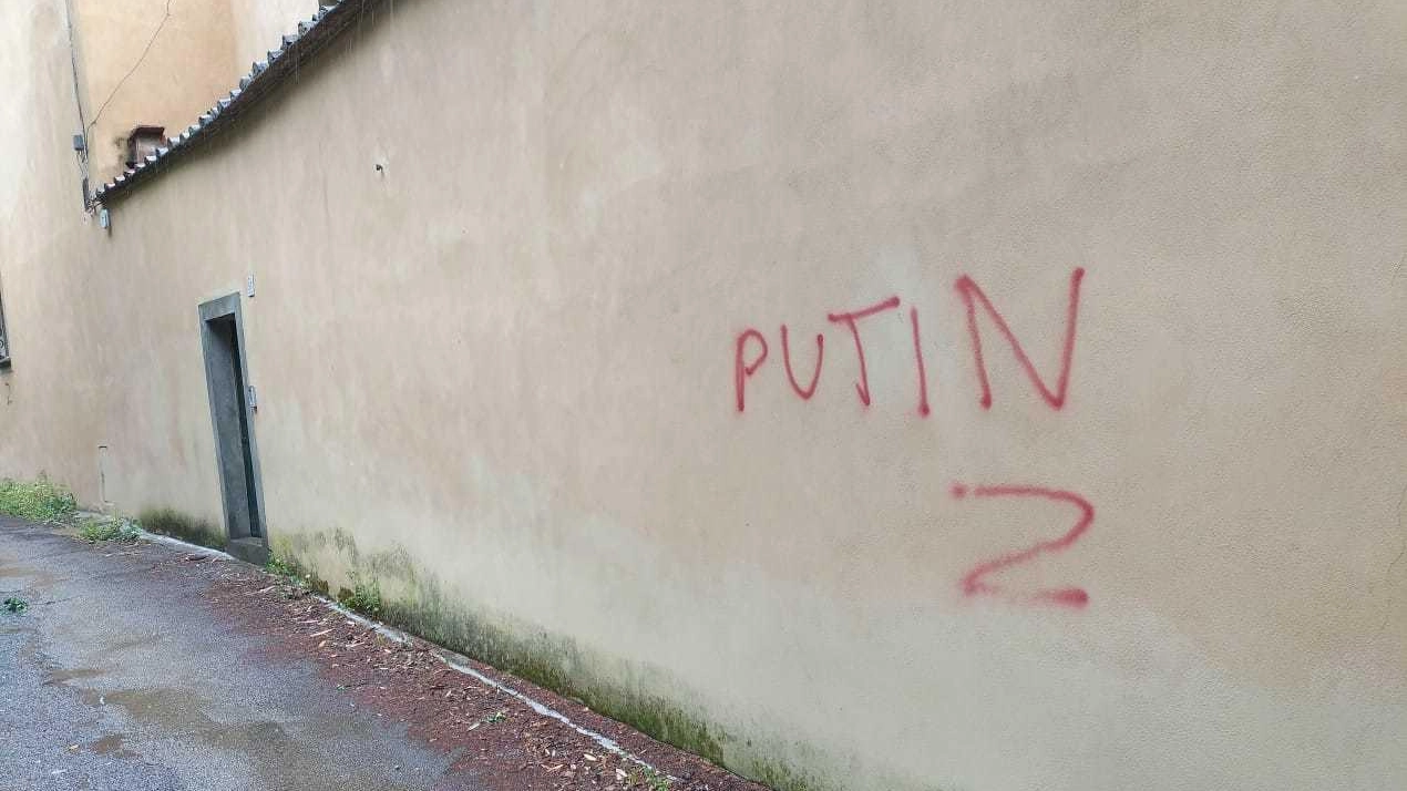Bellosguardo, altre scritte pro Putin Sulle case collinari di via San Vito nuovo blitz dei vandali imbrattatori Bellosguardo, altre scritte pro Putin Sulle case collinari di via San Vito nuovo blitz dei vandali imbrattatori