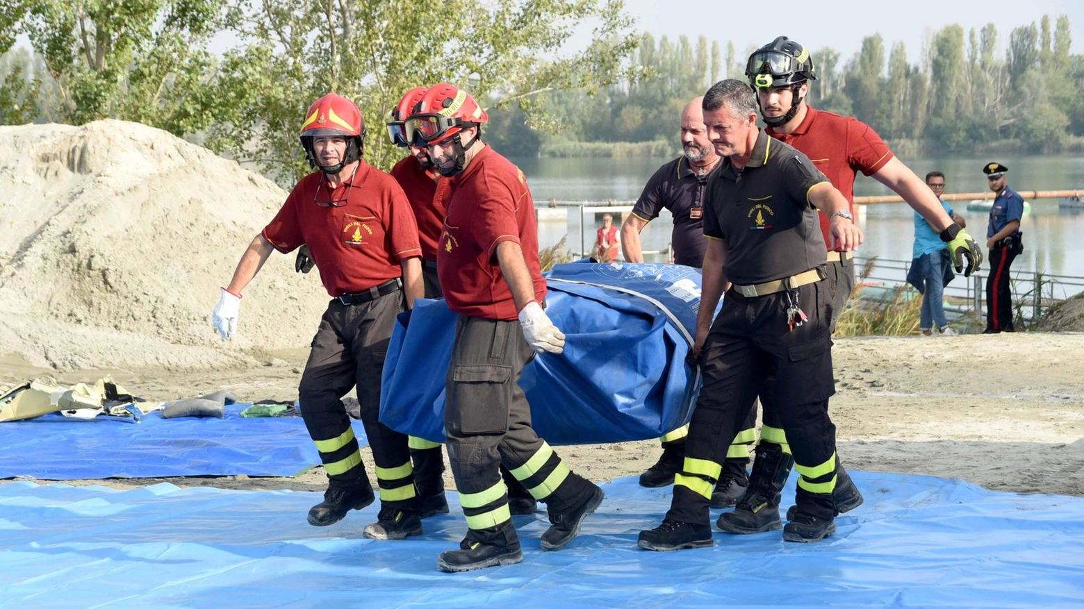 Elicottero esplode in volo e cade nel lago. Due dispersi, ricerche con i sommozzatori Elicottero esplode in volo e cade nel lago. Due dispersi, ricerche con i sommozzatori