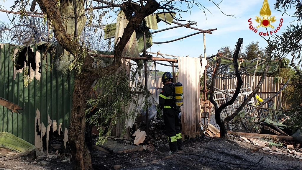 L'incendio in provincia di Livorno ha danneggiato un deposito di materiali