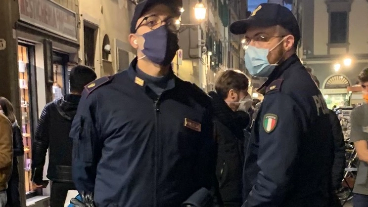 Poliziotti in una foto di repertorio Poliziotti in una foto di repertorio