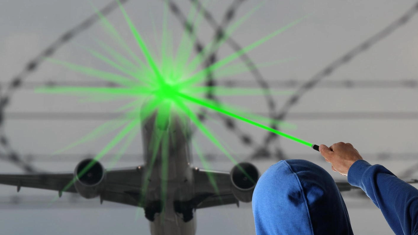 In aumento i casi di laser puntati contro i piloti in arrivo all’aeroporto fiorentino di Peretola