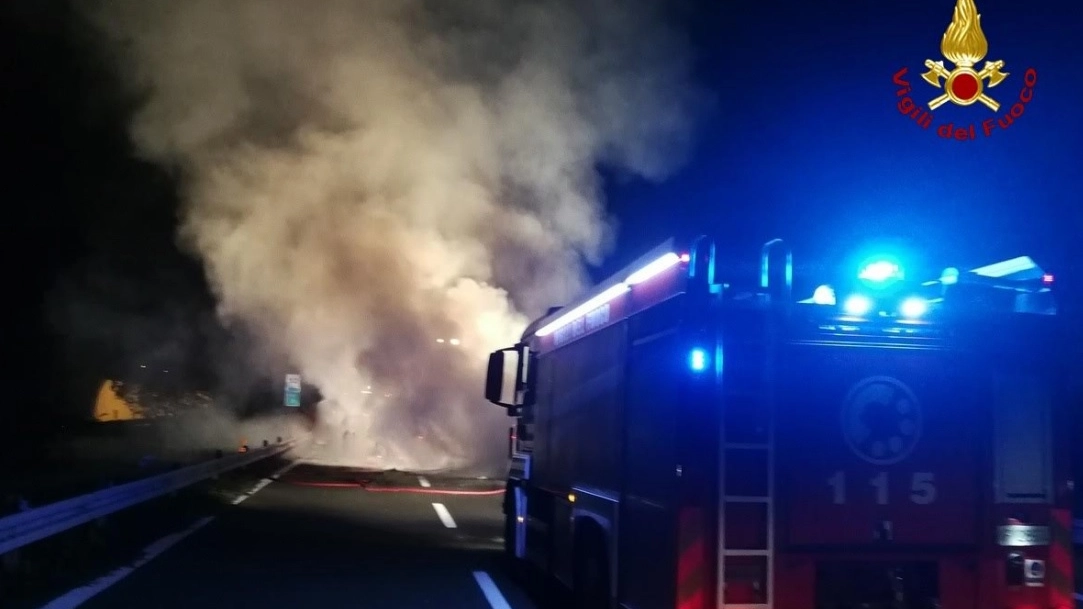 L'incendio sull'A12 (foto: vigili del fuoco)