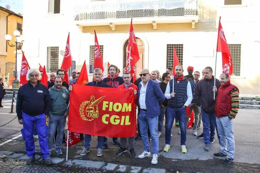 L'agonia degli operai: "Le bollette continuano a salire, non arriviamo a fine mese"
