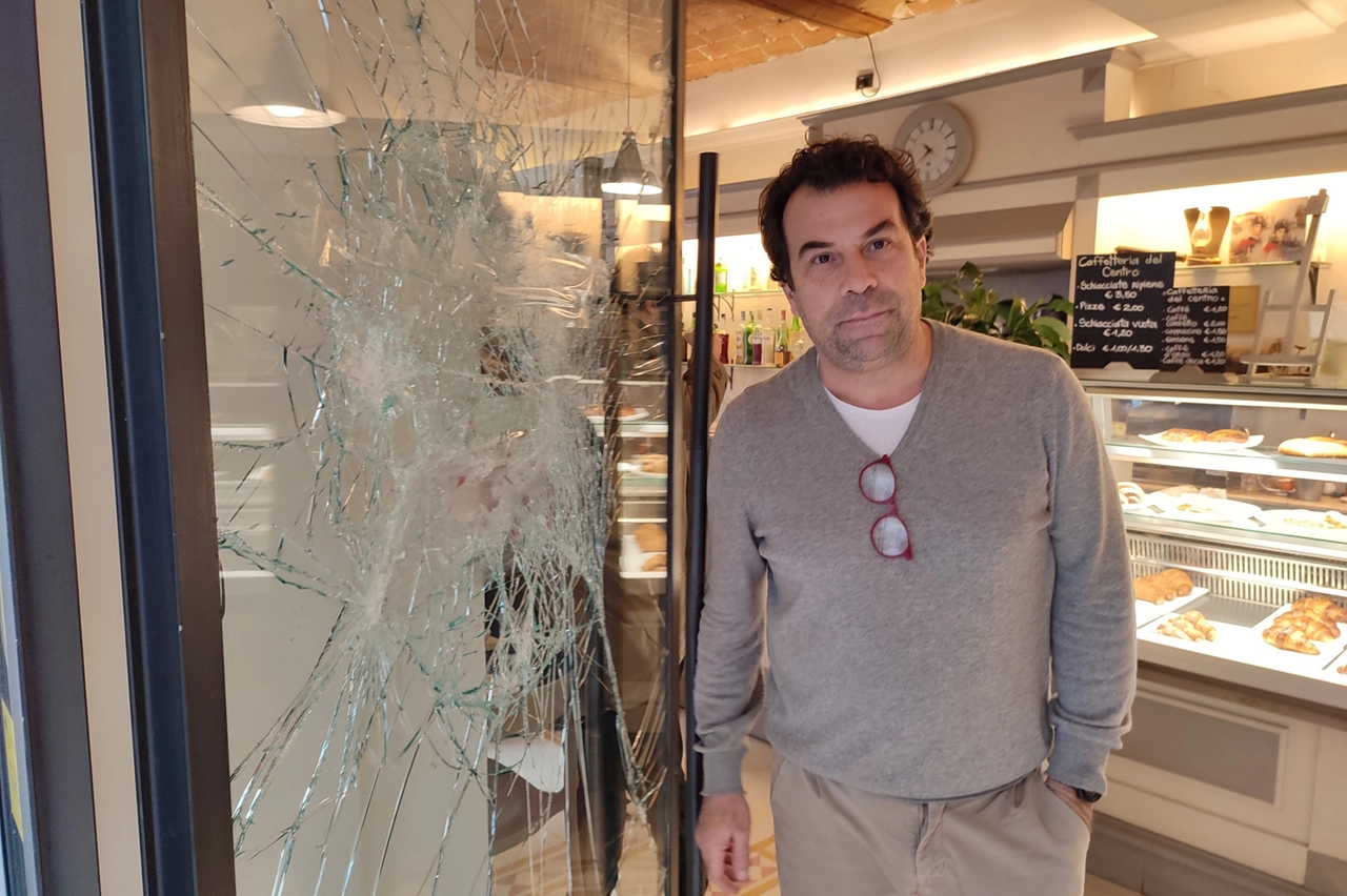 I danni alla Caffetteria del Centro (foto Attalmi)