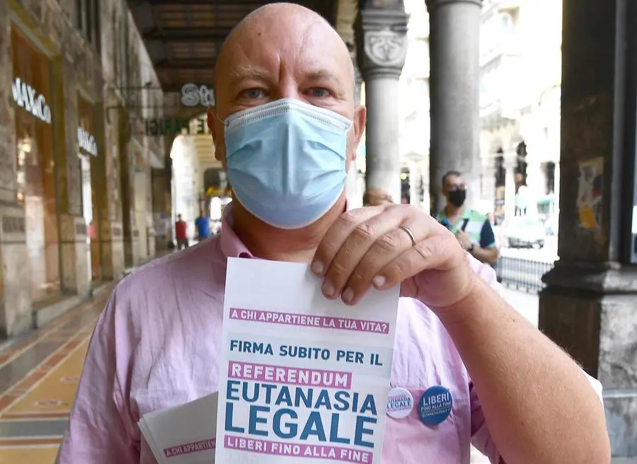 In via Beccheria si firma il referendum sull’eutenasia legale