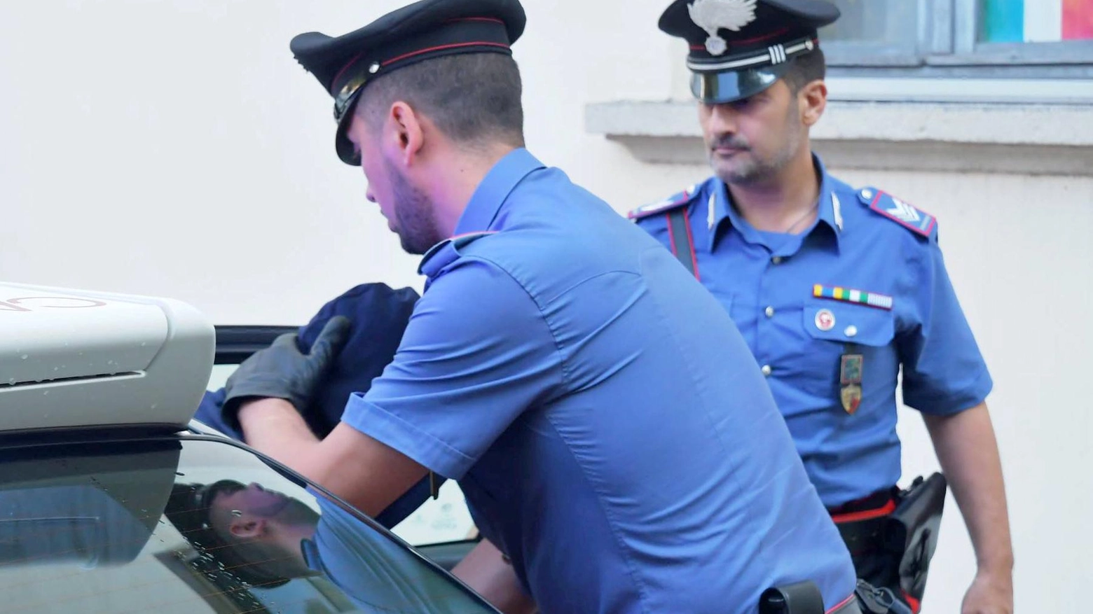 Ci sono i controlli, pusher in fuga Sequestrata droga abbandonata Ci sono i controlli, pusher in fuga Sequestrata droga abbandonata