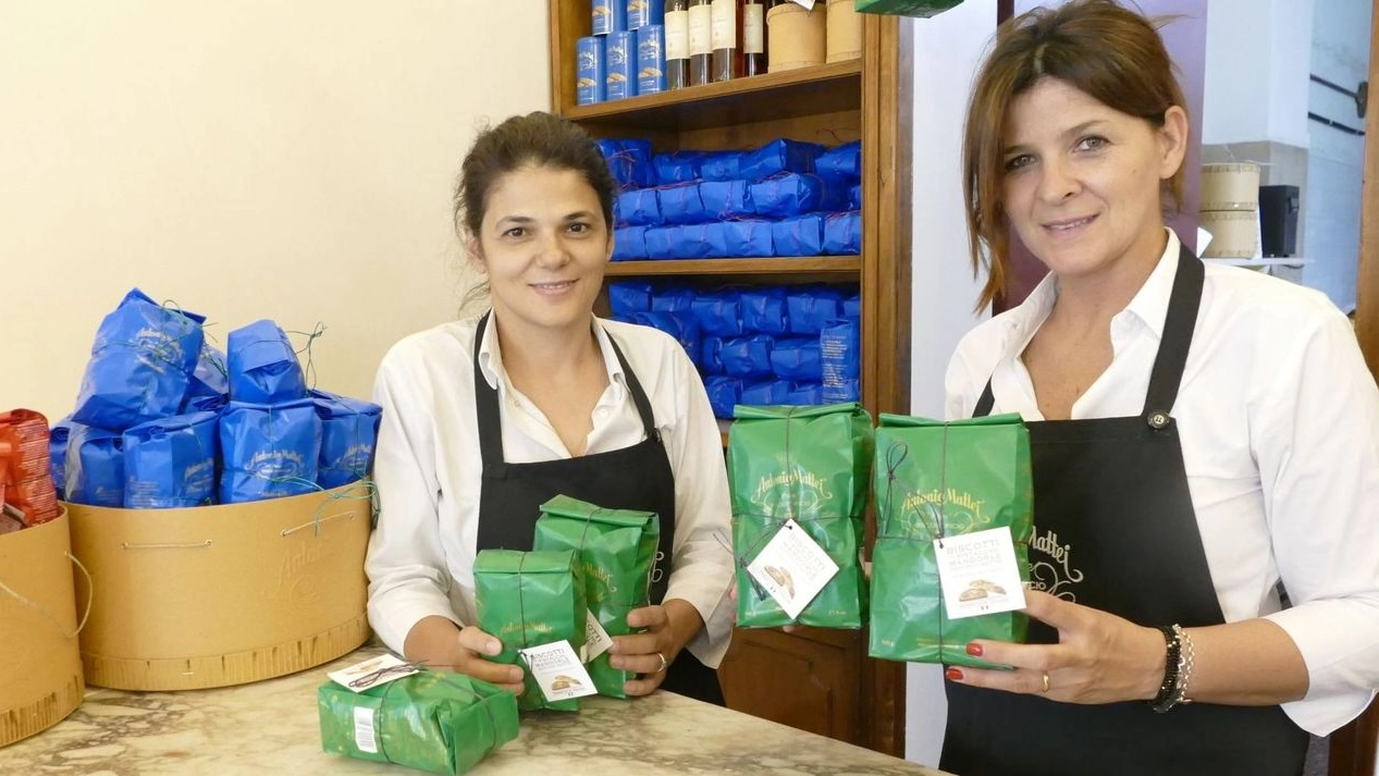 Le nuove confezioni verdi con i biscotti  a base di mandorle  e pistacchi in vendita da oggi da Mattei (Foto Attalmi)