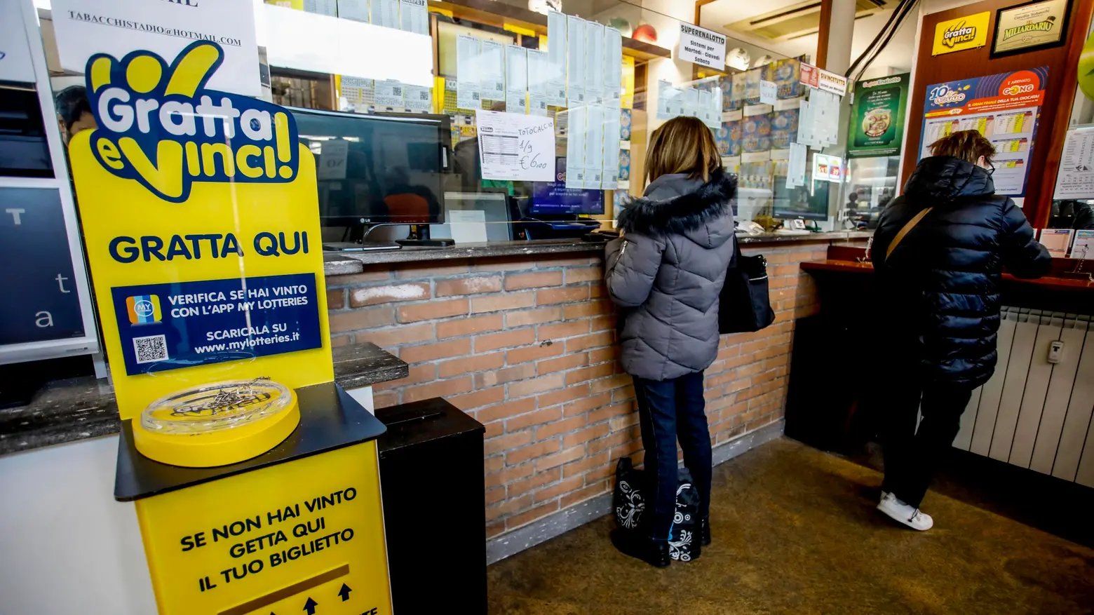 Gratta e vinci in una tabaccheria