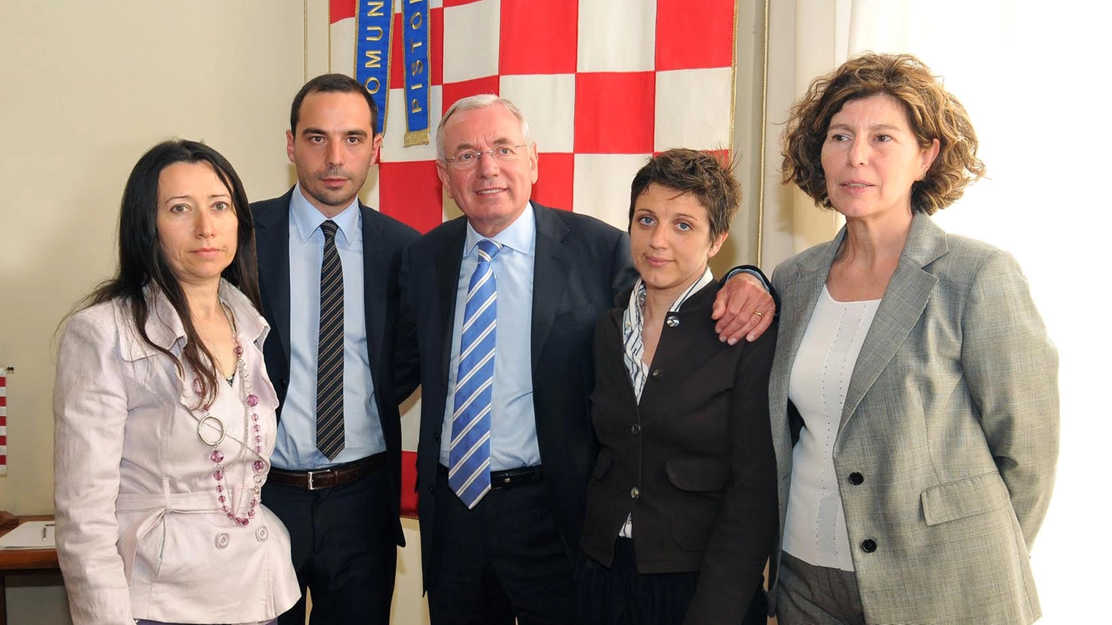 Il sindaco di Pistoia Samuele Bertinelli e i suoi assessori