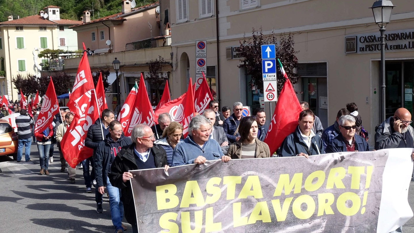 La manifestazione contro le morti sul lavoro (foto Umicini)