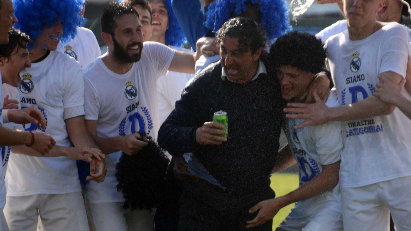 ESULTANZA Cesare Arzelà abbracciato da Lorenzo Bugliani dopo il gol del 2-0GIOIA INFINITA Il presidente Alessandro Mussi abbracciato da tutti i giocatori