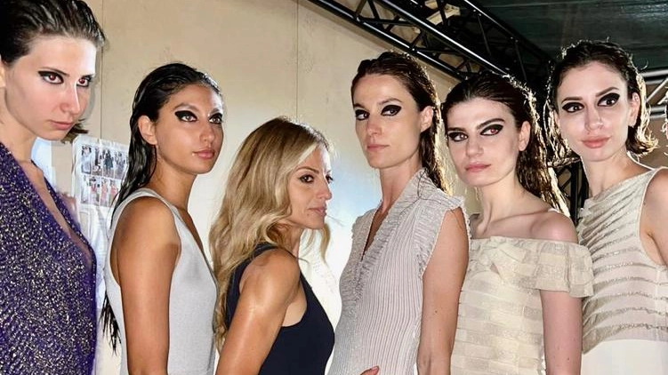 Naira Khachatryan, al centro, con le modelle che indossano le sue creazioni