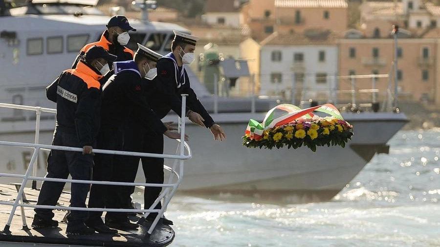 L’equipaggio della motovedetta lancia una corona di fiori dove naufragò la Concordia