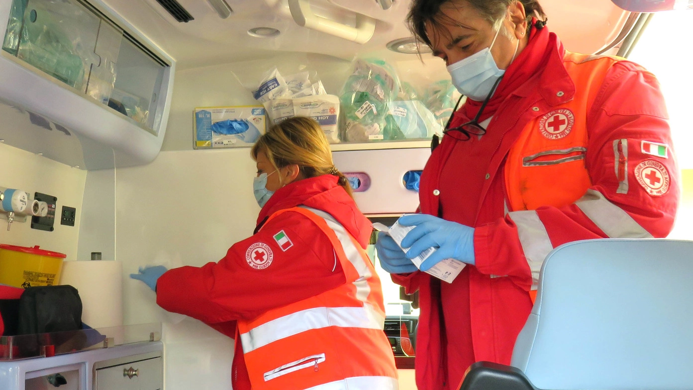 L’interno di un’ambulanza durante un soccorso (foto d’archivio)