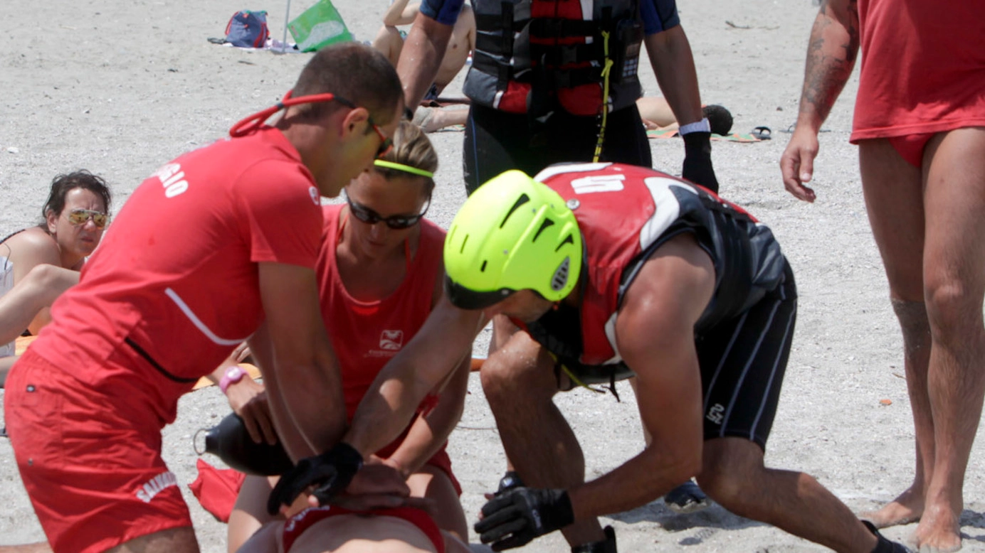 Un’esercitazione di salvataggio e rianimazione in spiaggia