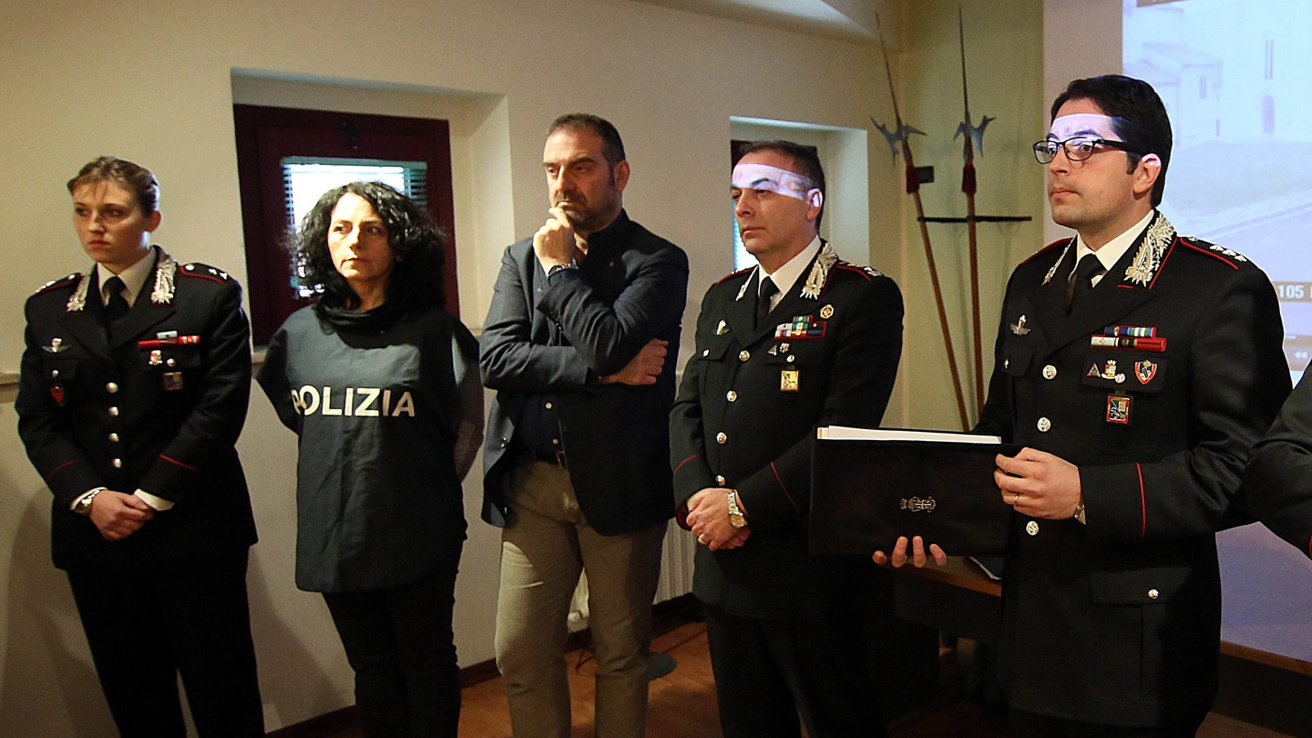 La conferenza stampa dopo l'operazione di polizia e carabinieri