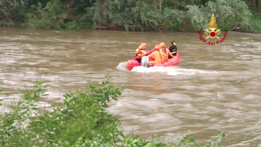 Restano isolati in mezzo all’Arno: due tratti in salvo Restano isolati in mezzo all’Arno: due tratti in salvo