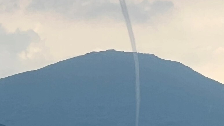 Una tromba marina si è sviluppata al largo dell'Elba (foto Ansa)