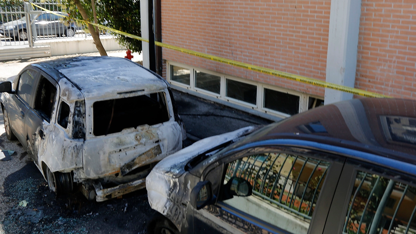 Le due auto danneggiate dalle fiamme  (foto Valtriani/Teta)