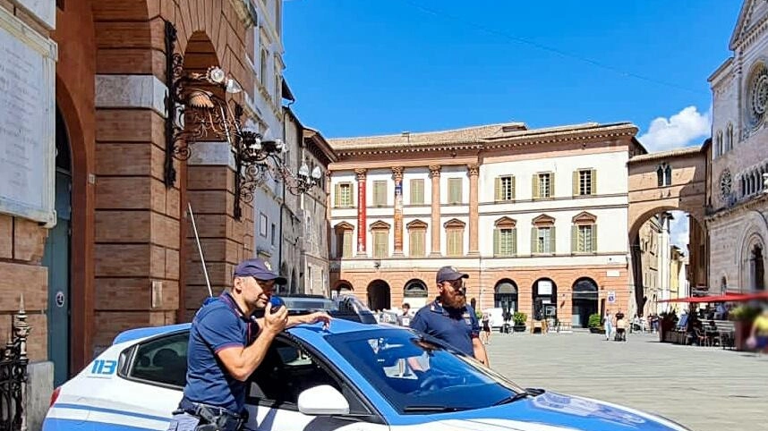 Impedisce alla compagna di uscire da casa Impedisce alla compagna di uscire da casa
