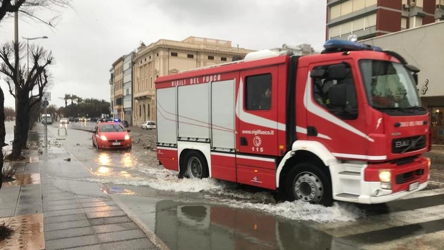 Intervento dei vigili del fuoco a Livorno (Foto Novi)
