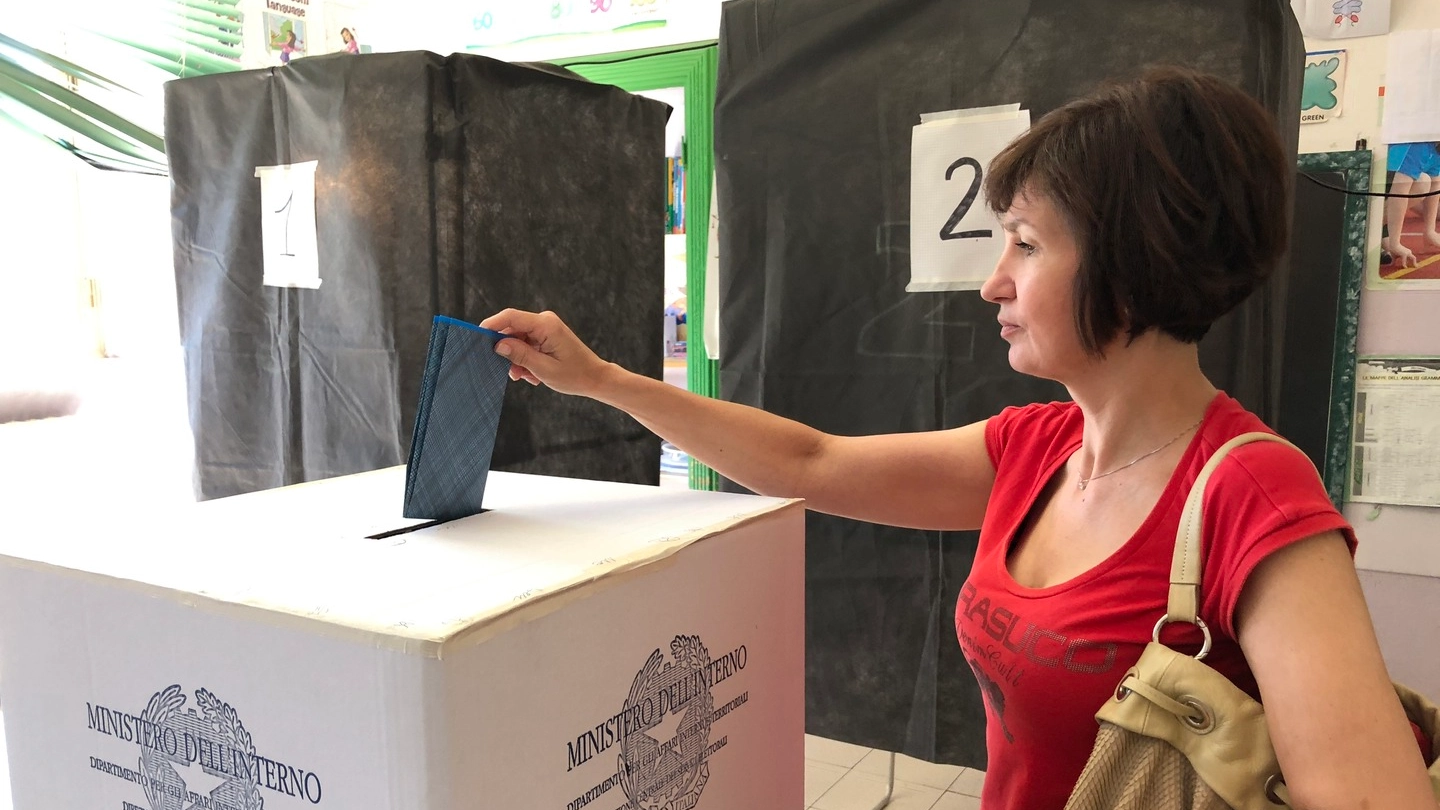 Elettrice a un seggio a Terni