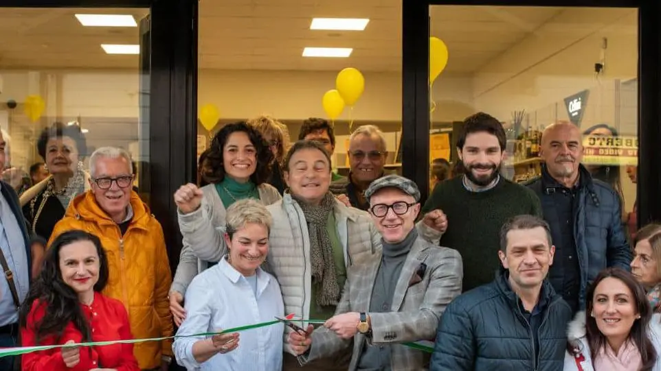Cambia gestione alla Casa del Popolo, festa con il sindaco Cambia gestione alla Casa del Popolo, festa con il sindaco